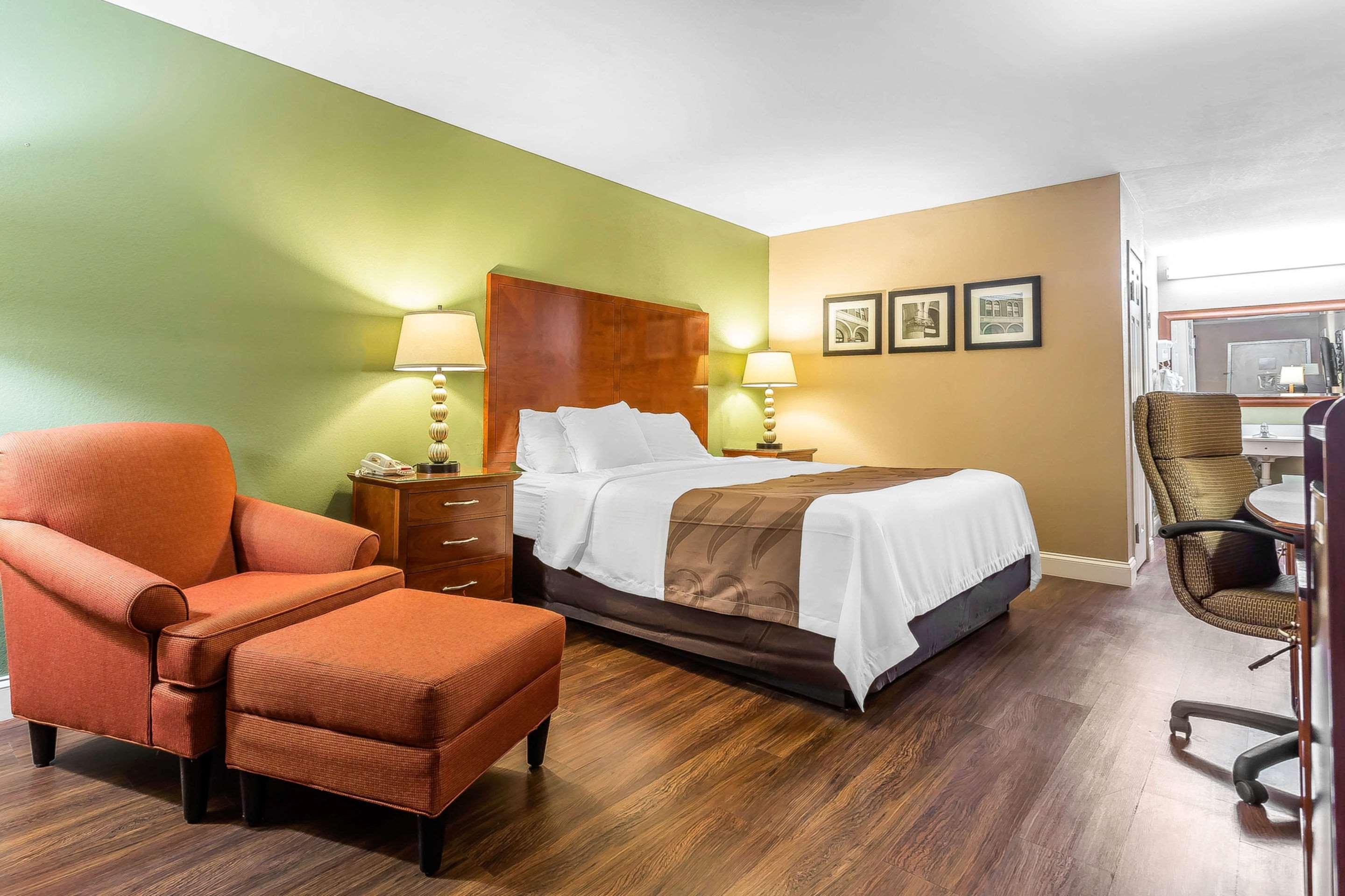Quality Inn & Suites Near Robins Air Force Base Уорнер-Робинс Экстерьер фото