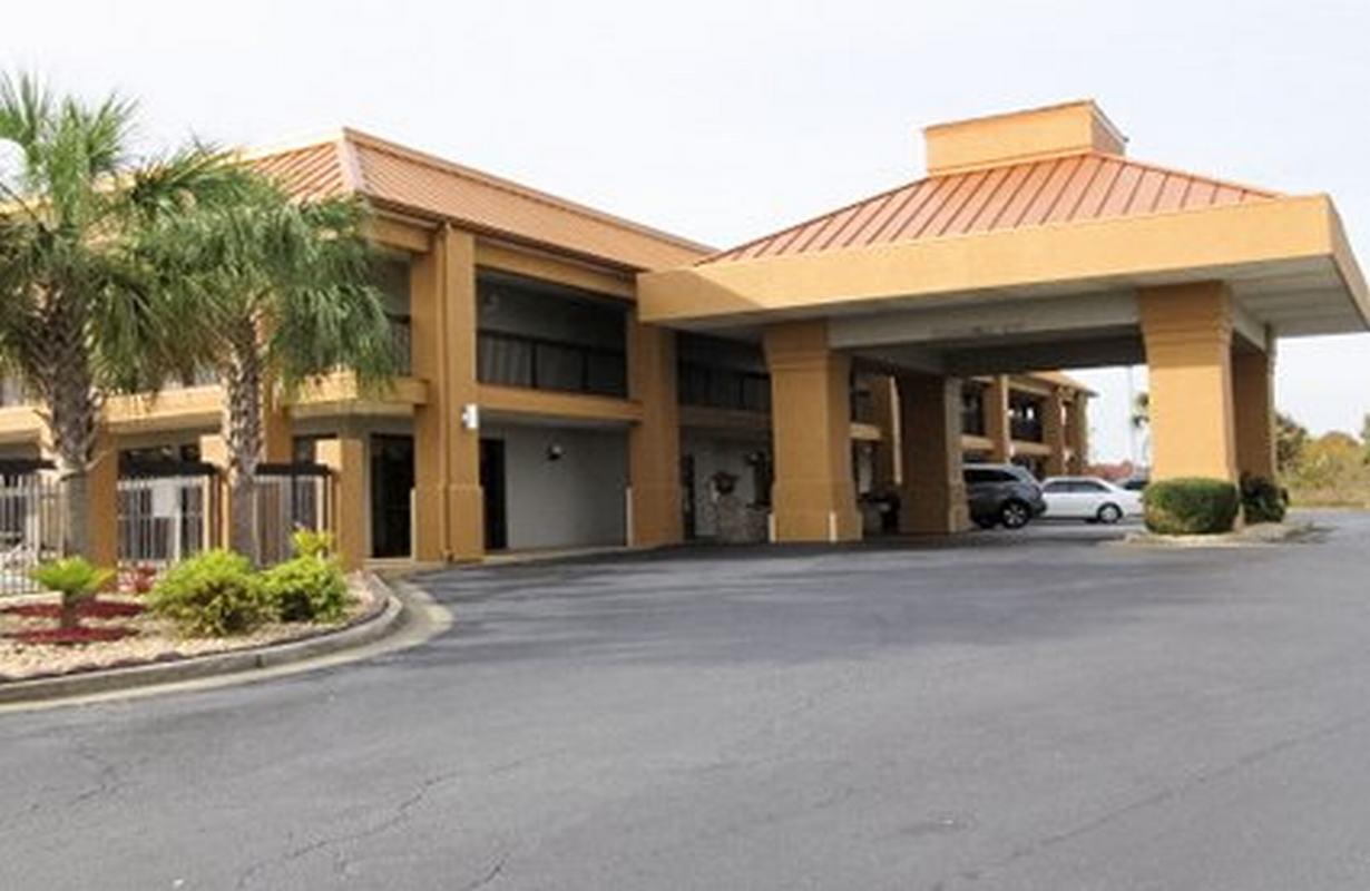 Quality Inn & Suites Near Robins Air Force Base Уорнер-Робинс Экстерьер фото