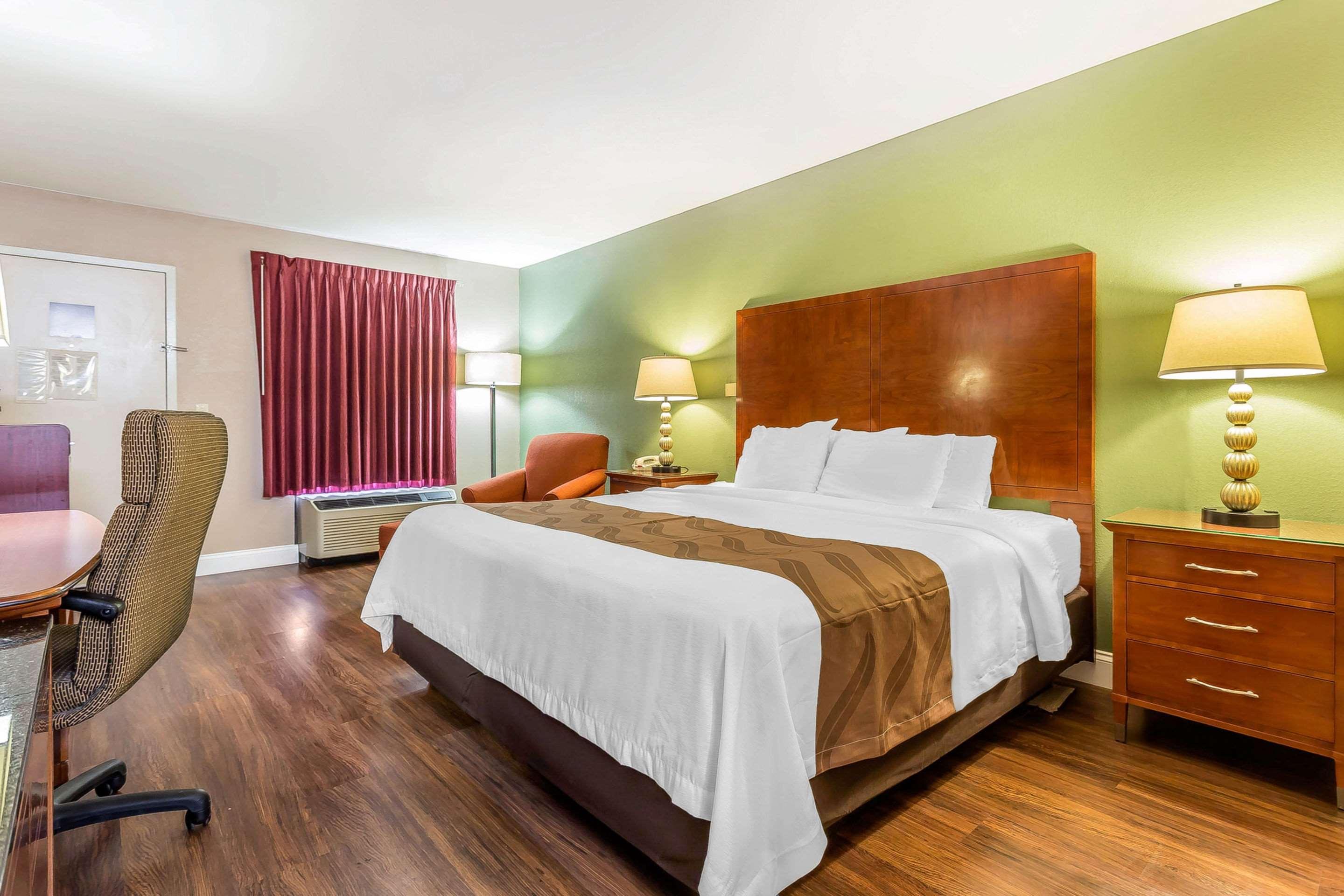 Quality Inn & Suites Near Robins Air Force Base Уорнер-Робинс Экстерьер фото